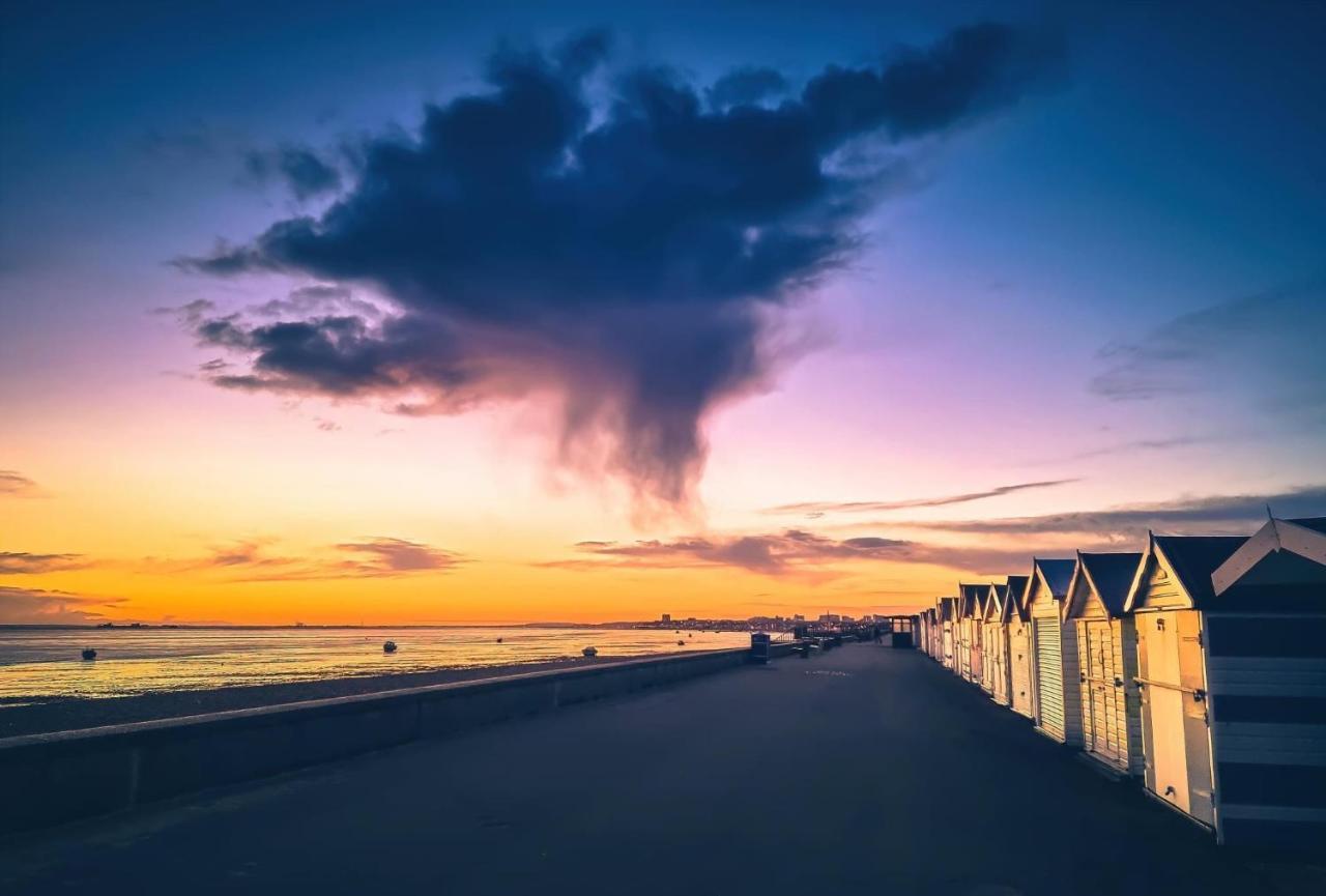 Seafront Suites - Close To Beach, Train Station & Southend Airport Southend-on-Sea Exterior photo